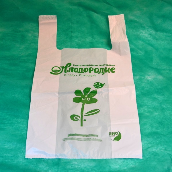биоразлагаемый пакет майка с зеленым логотипом