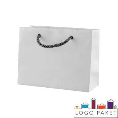 Горизонтальный подарочный пакет из мелованного картона белый
