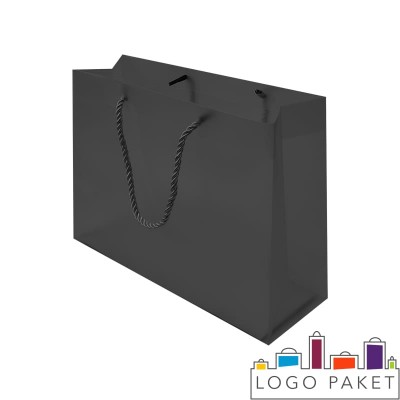 Горизонтальный подарочный пакет из мелованного картона черный