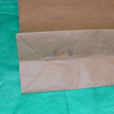 Крафт пакет 20х18х8 СМ с кручеными ручками и донной складкой на зеленом фоне. Вид бокового фальца.