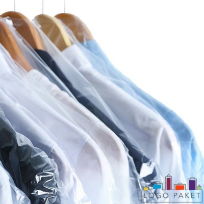 Пакеты со скосом упаковочные для одежды показаны с одеждой на вешалках.