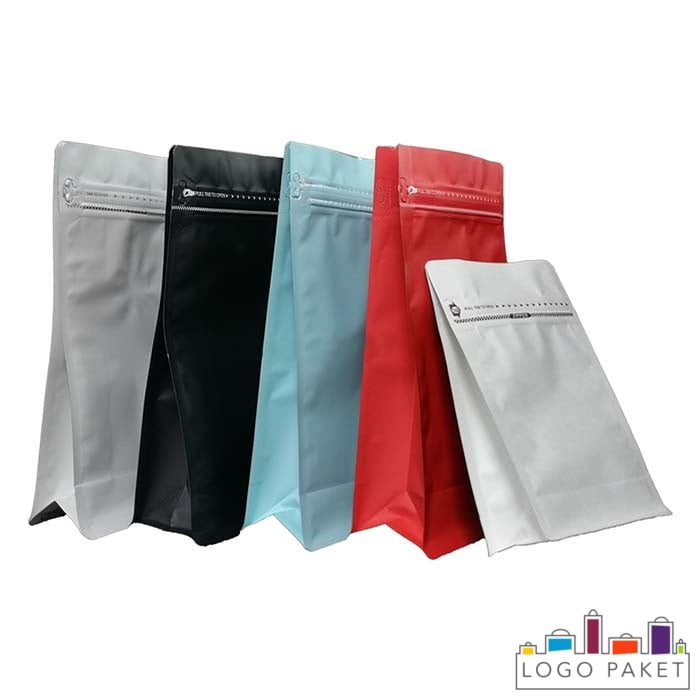 Пакеты зип лок с плоским дном показаны в разных цветах; серый, черный, синий, красный и белый. 