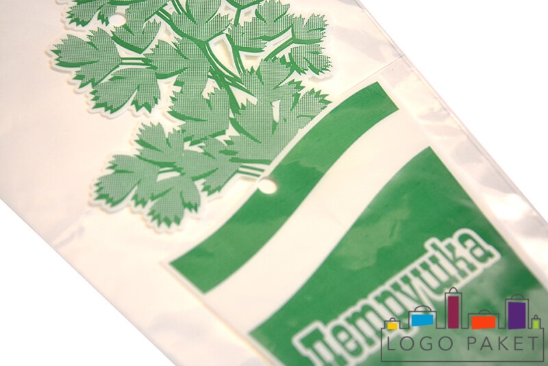 Пакет конусовидный, яркий зелёный логотип и полуглянцевая поверхность, приближение