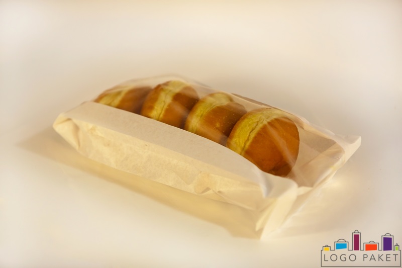 пакет для хлеба из крафт бумаги с прозрачным окошком с выпечкой.