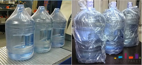 Пакеты для бутылей 19 литров под куллерную бутылку. Показаны два варианта упакованных бутылей.