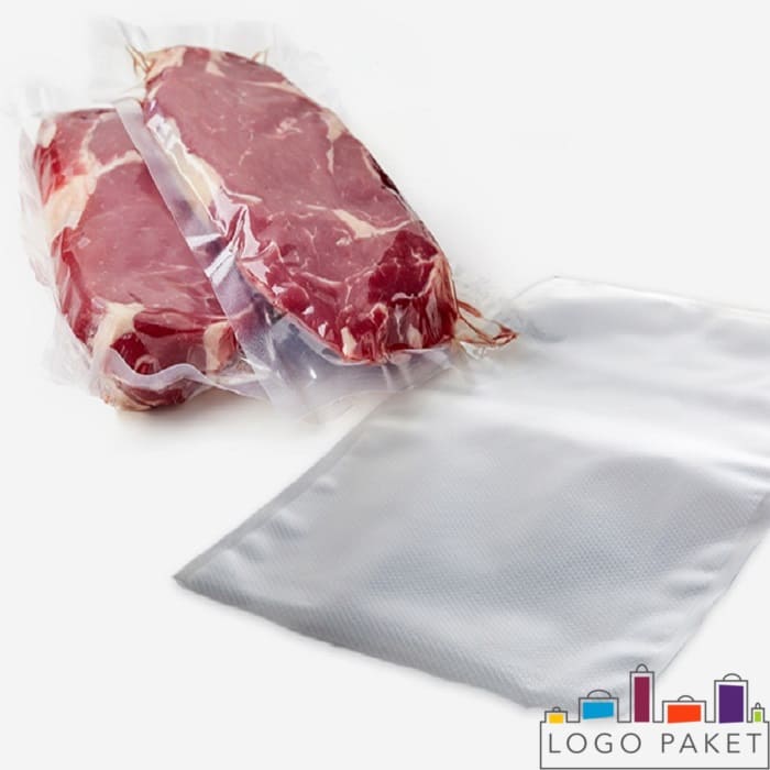 Мясо в ваакумной упаковке рядом лежит пачка пакетов